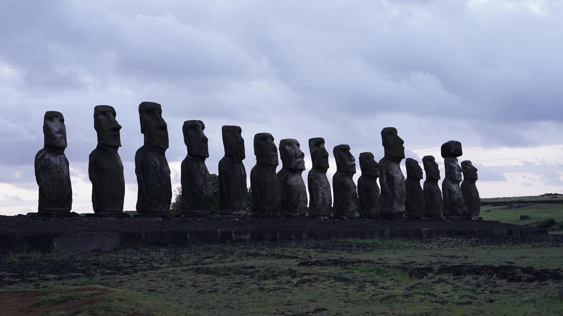 Vista lateral del Ahu Tongariki en Rapa Nui