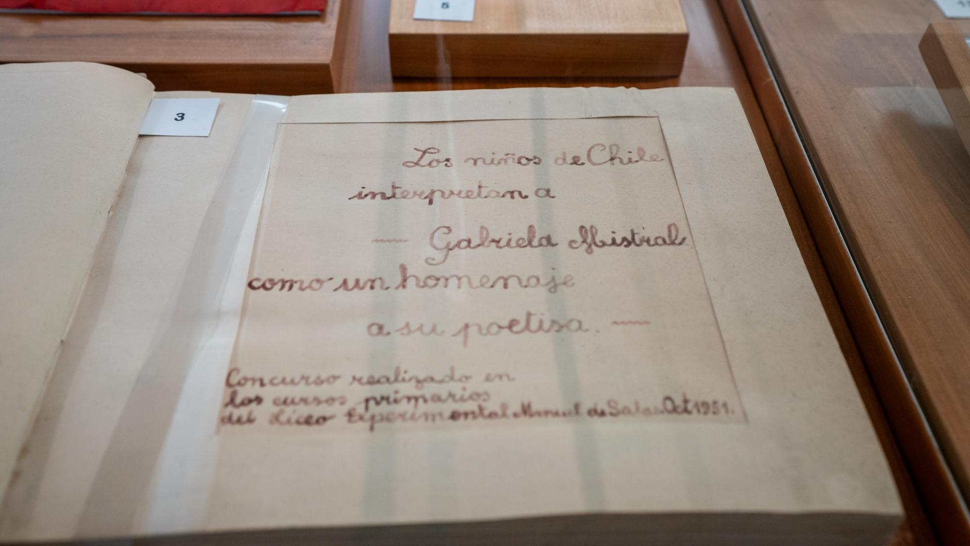 Imagen de parte de las colecciones de Gabriela Mistral