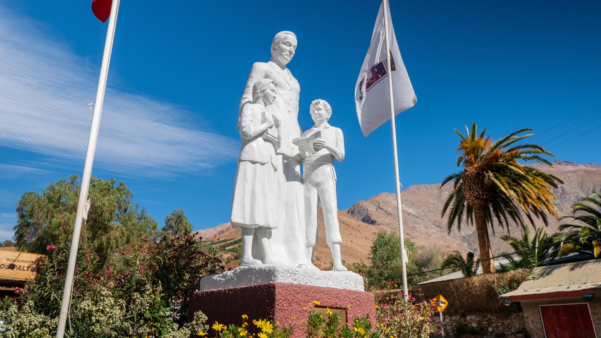 Escultura a Gabriela y Niños