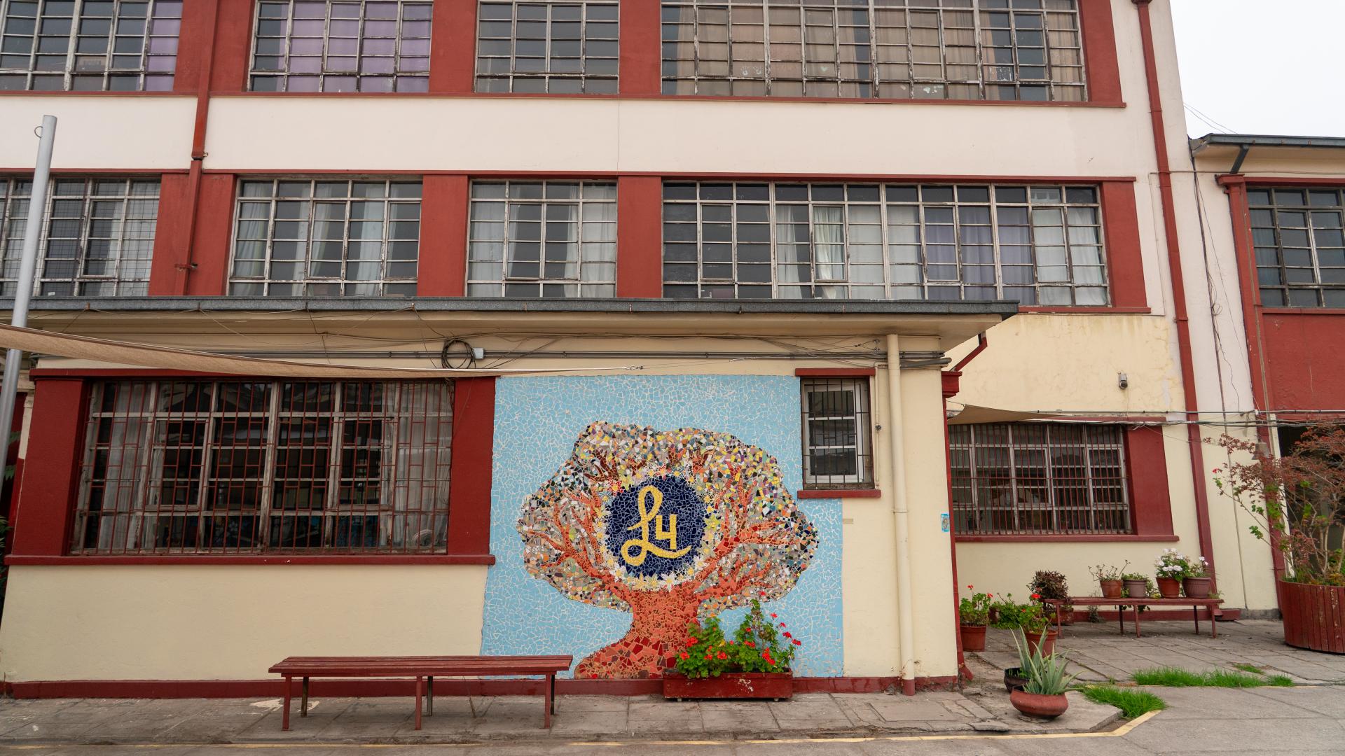 Edificio de la escuela con el logo del liceo 4