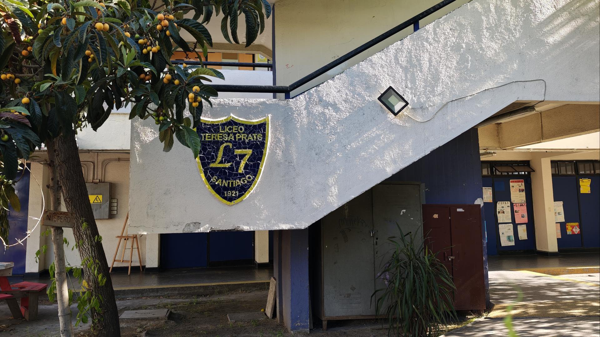 Escalera y logo de la institución 