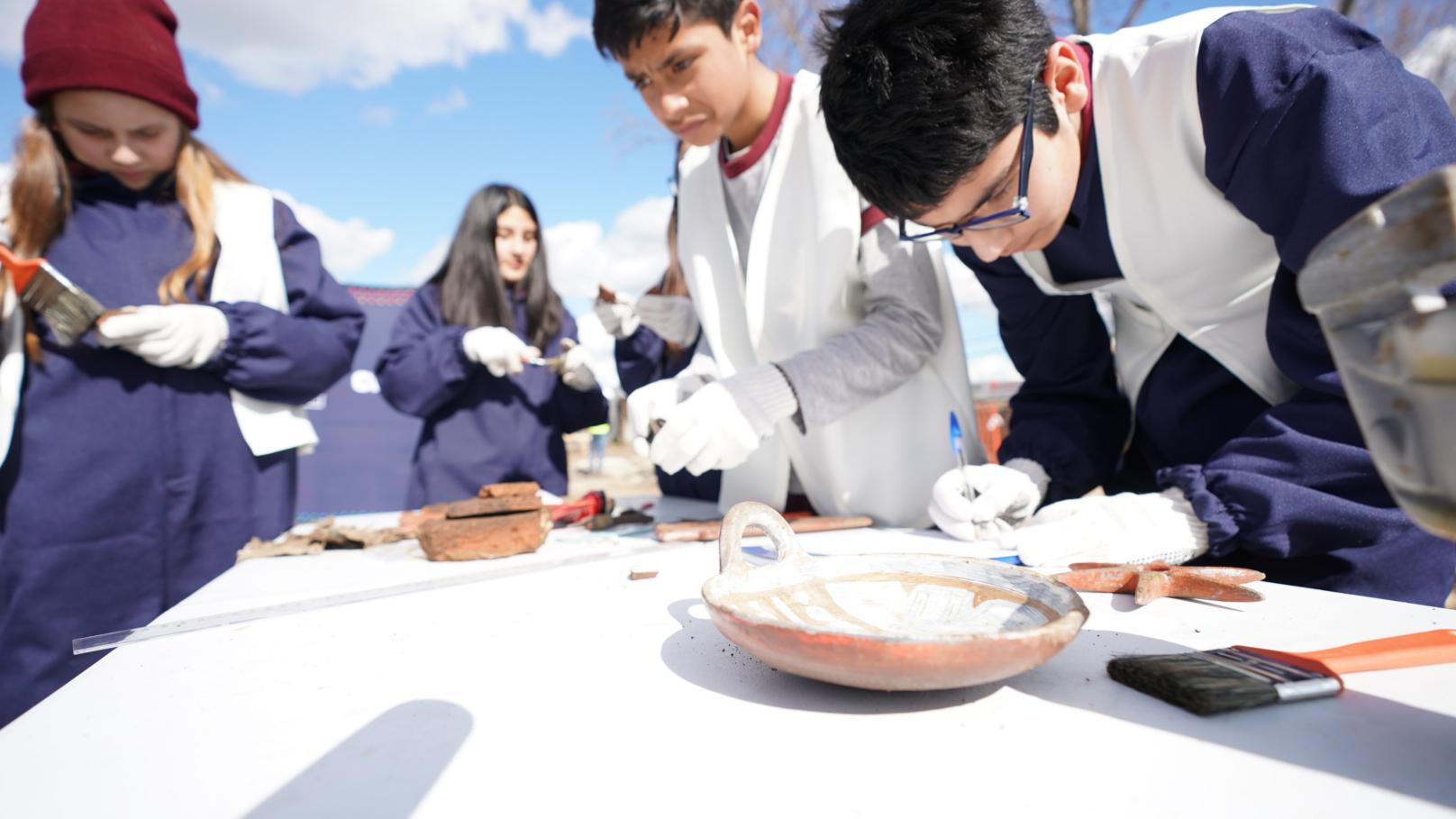 Imagen de Estudiantes de Ñuble descubren hallazgos arqueológicos del antiguo Hospital San Juan de Dios