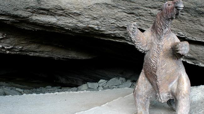 Imagen del monumento Cueva del Milodón (cueva grande y cueva chica) y el conjunto rocoso denominado Silla del Diablo