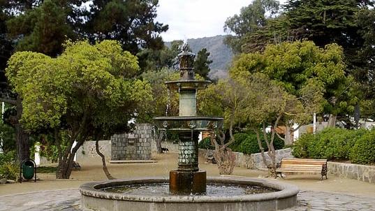 Imagen del monumento Pila de bronce que se encuentra ubicada en la plaza del Pueblo de Zapallar