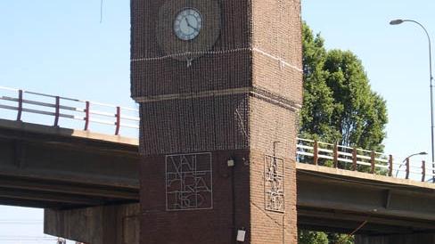 Imagen del monumento Reloj con su torre, ubicado en la Estación Barón de los Ferrcarriles del Estado