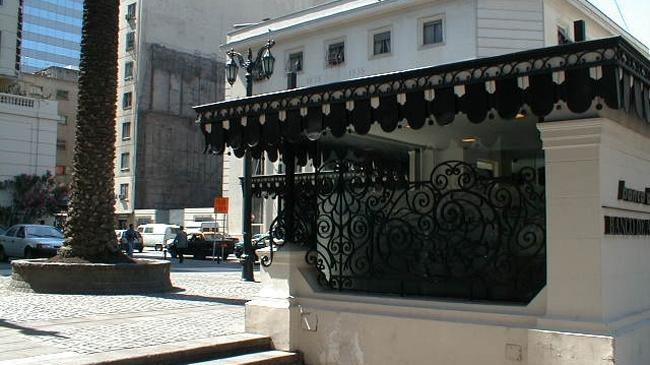 Imagen del monumento Plazoleta Patricio Mekis y conjunto de elementos y espacios arquitectónicos que enfrentan dichos inmuebles