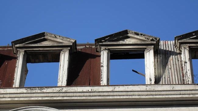 Imagen del monumento Edificio que se levanta entre Avenida Errázuriz y calle Blanco, enfrentando al crucero de Pasaje Ross
