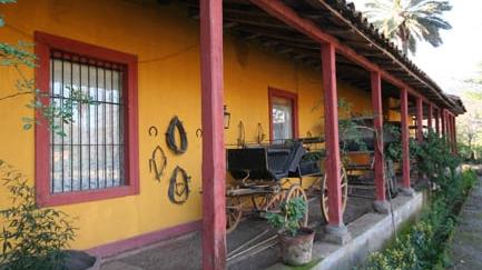 Imagen del monumento Casona de la Hacienda Alhué y predio que la circunda