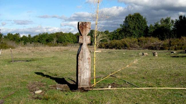 Imagen del monumento Guillatuwe, Paliwe y Eltun del complejo religioso y ceremonial de la comunidad mapuche Pedro Ancalef, en localidad de Putue