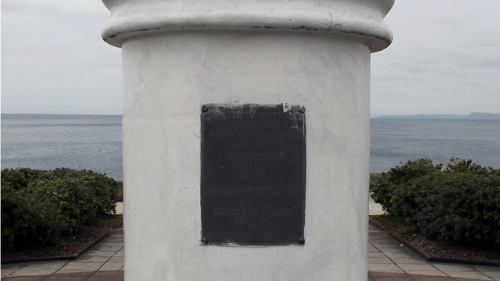 Imagen del monumento GabrieLa Mistral