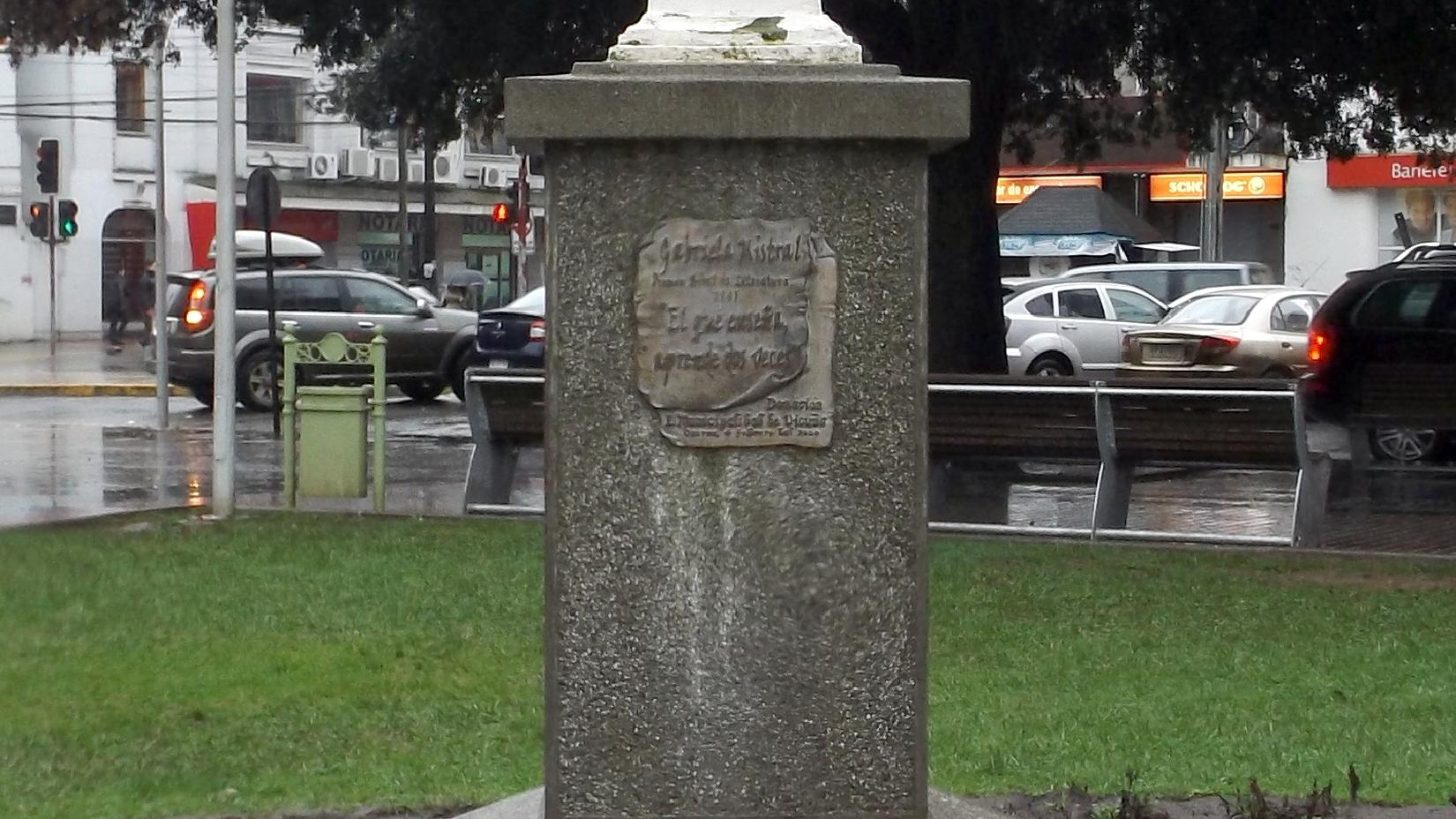 Imagen del monumento GabrieLa Mistral