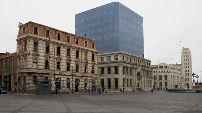 Imagen del monumento Plaza Sotomayor de Valparaíso, incluye los edificios que la encierran