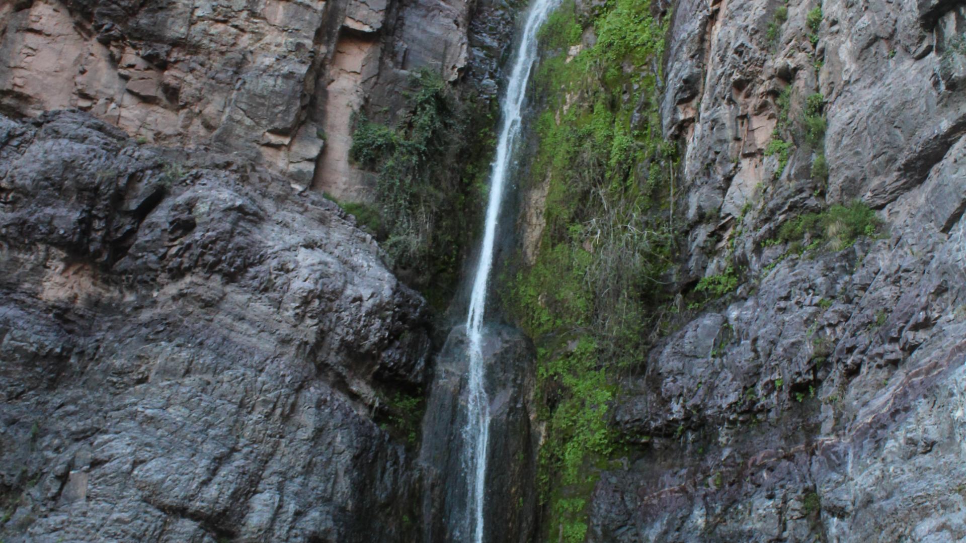 Imagen del monumento Raja de Manquehua - Poza Azul