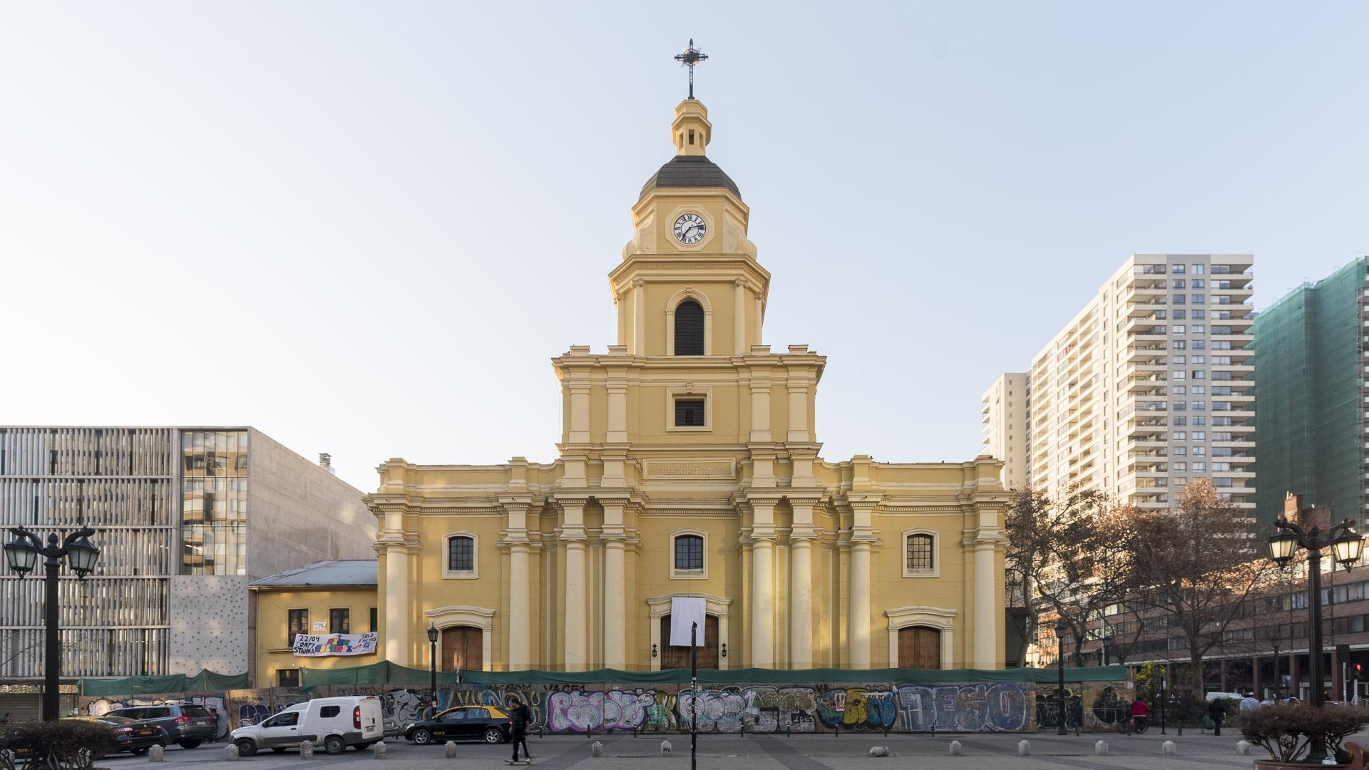 Imagen del monumento Iglesia Santa Ana, con su plazoleta