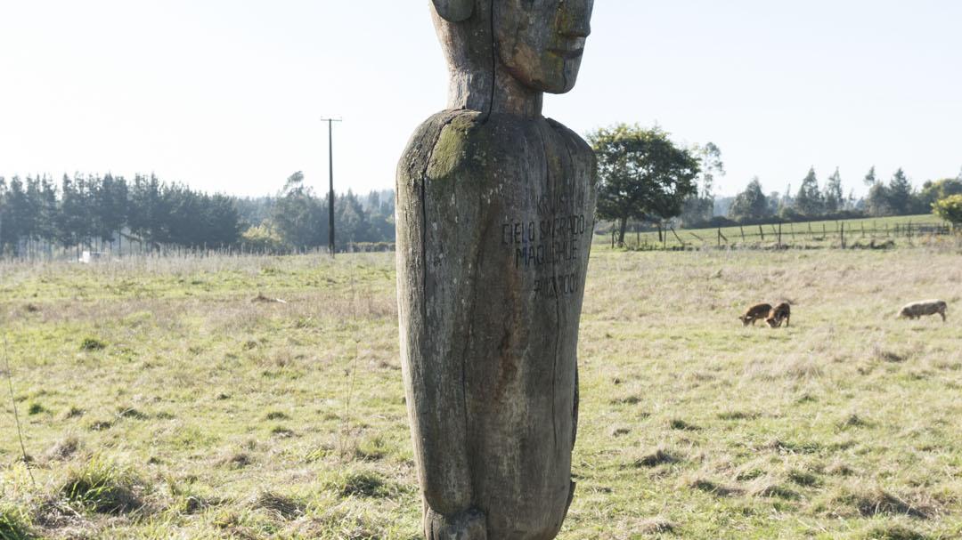 Imagen del monumento Nguillatuwe, menoko y cementerio del complejo ceremonial y religioso mapuche de Monopaine