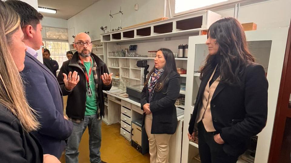 Imagen de CMN aprueba solicitud de declaratoria de los objetos del gabinete científico del Liceo Bicentenario de Yumbel