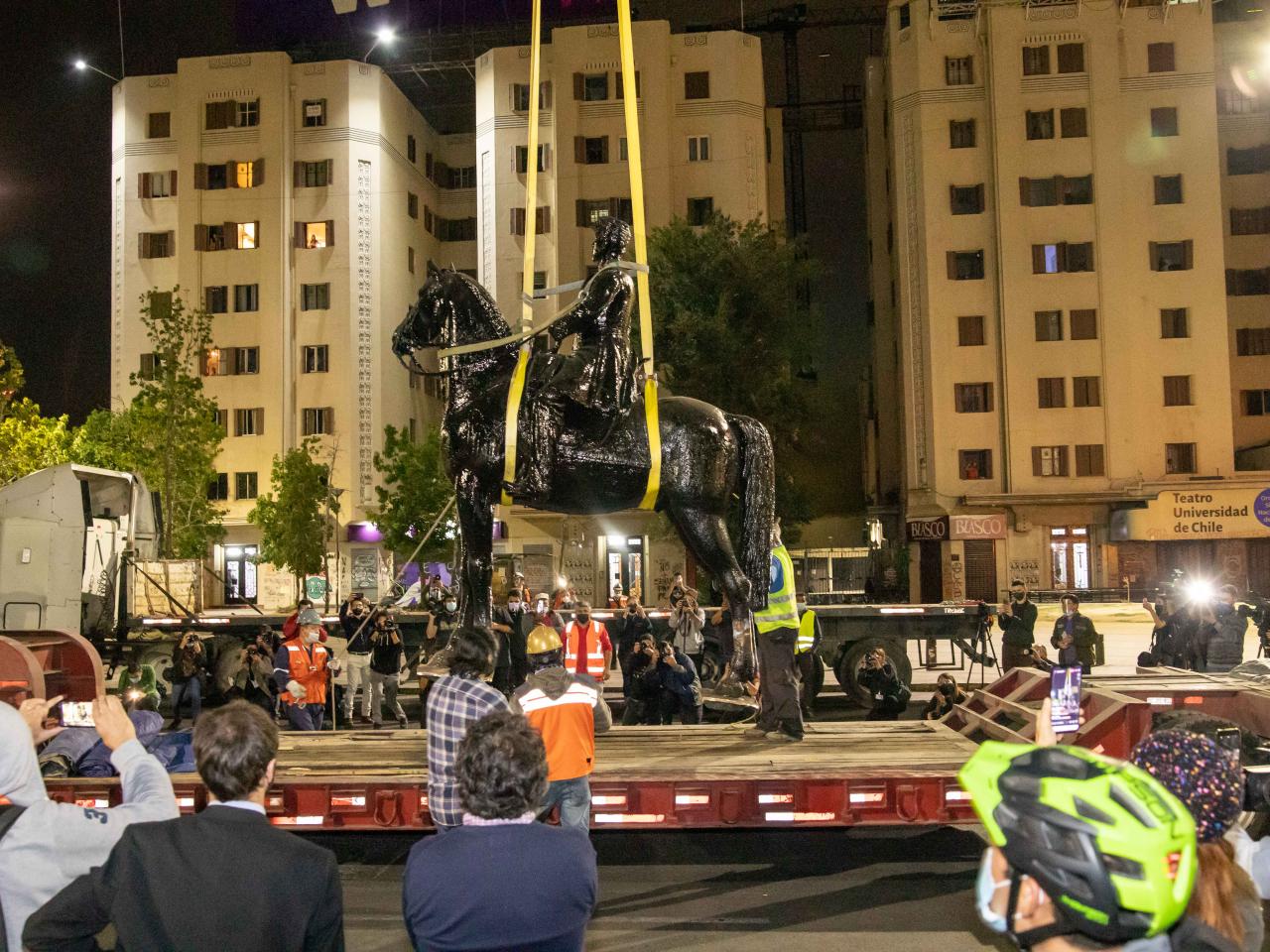 Imagen de Culmina con éxito el retiro temporal del monumento al General Baquedano para su restauración