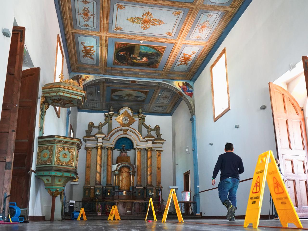 Imagen de  Subsecretaría del Patrimonio y Consejo de Monumentos Nacionales conforman mesa de trabajo para responder a daños de inundación de iglesia La Viñita de Recoleta