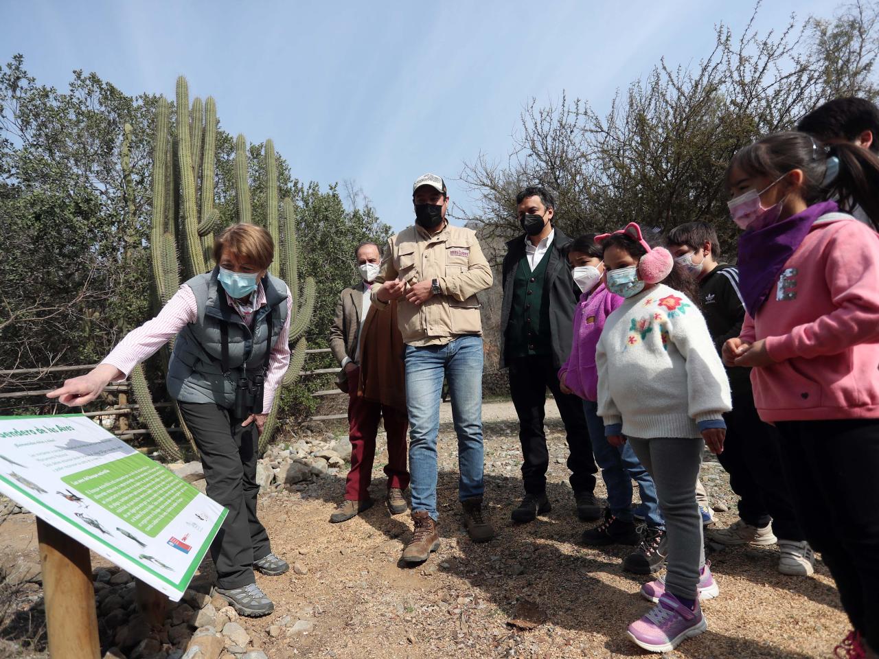 Imagen de Ministra de las Culturas visita uno de los cuatro Santuarios de la Naturaleza de la Región Metropolitana que abrirán gratuitamente para celebrar el Día de la Niñez