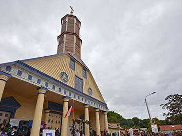 Imagen de Entregan a la comunidad restauración de la Iglesia de Chelín en Chiloé