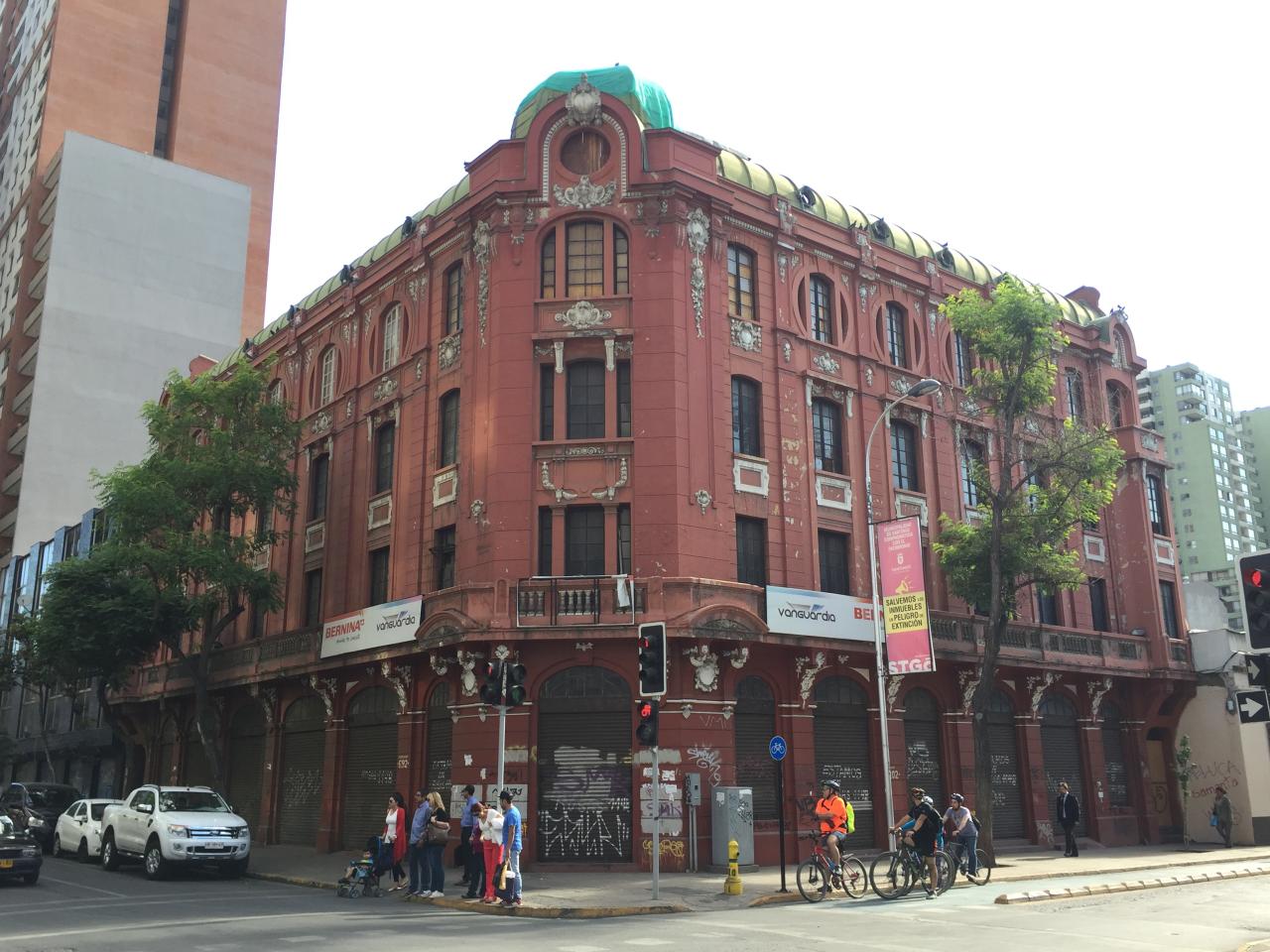 Imagen de CMN manifiesta preocupación por amenaza de demolición del &amp;amp;quot;Edificio Rojo&amp;amp;quot; de Morandé con Rosas