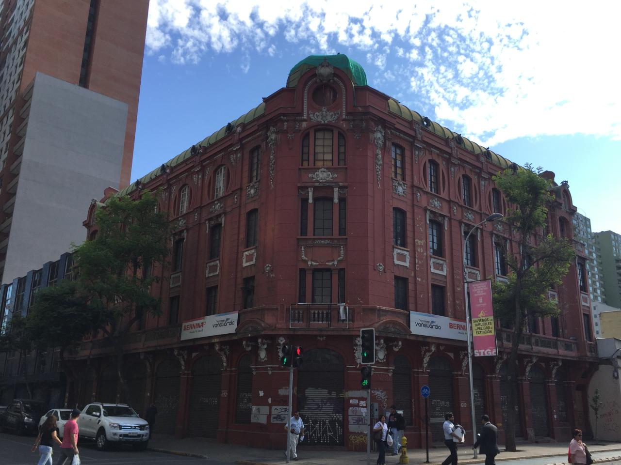 Imagen de CMN manifiesta preocupación por amenaza de demolición del &amp;amp;quot;Edificio Rojo&amp;amp;quot; de Morandé con Rosas