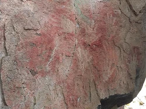 Imagen de CMN constata estado de conservación de pintura rupestre y Capilla de Mármol en la Región de Aysén