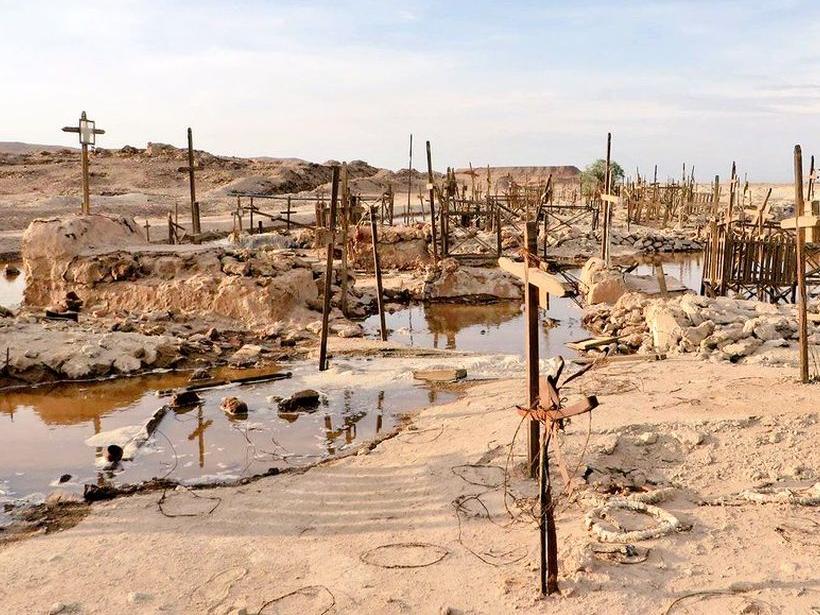 Imagen de Intervención del CMN por grave inundación en cementerio de Negreiros por filtración en planta de yodo en Huara.