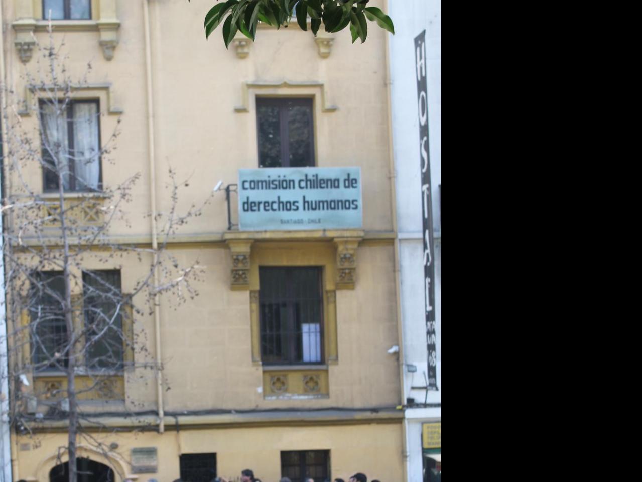 Imagen de Descubren placa para identificar Sitio de Memoria Ex Centro de Detención Clínica Santa Lucía