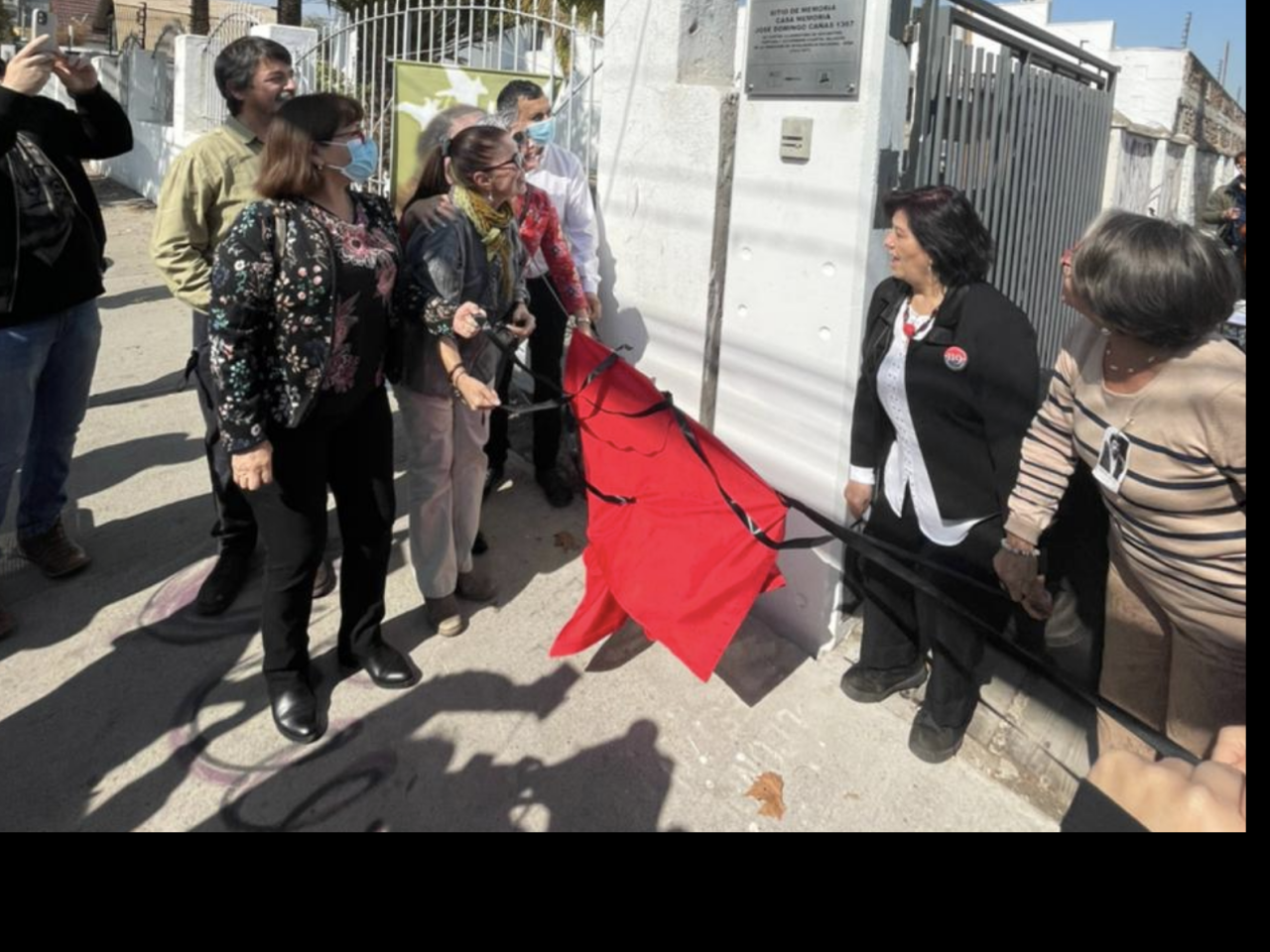 Imagen de CMN y Fundación 1367 instalan placa identificatoria como Sitio de Memoria en recinto de José Domingo Cañas, ex Cuartel Ollagüe de la DINA