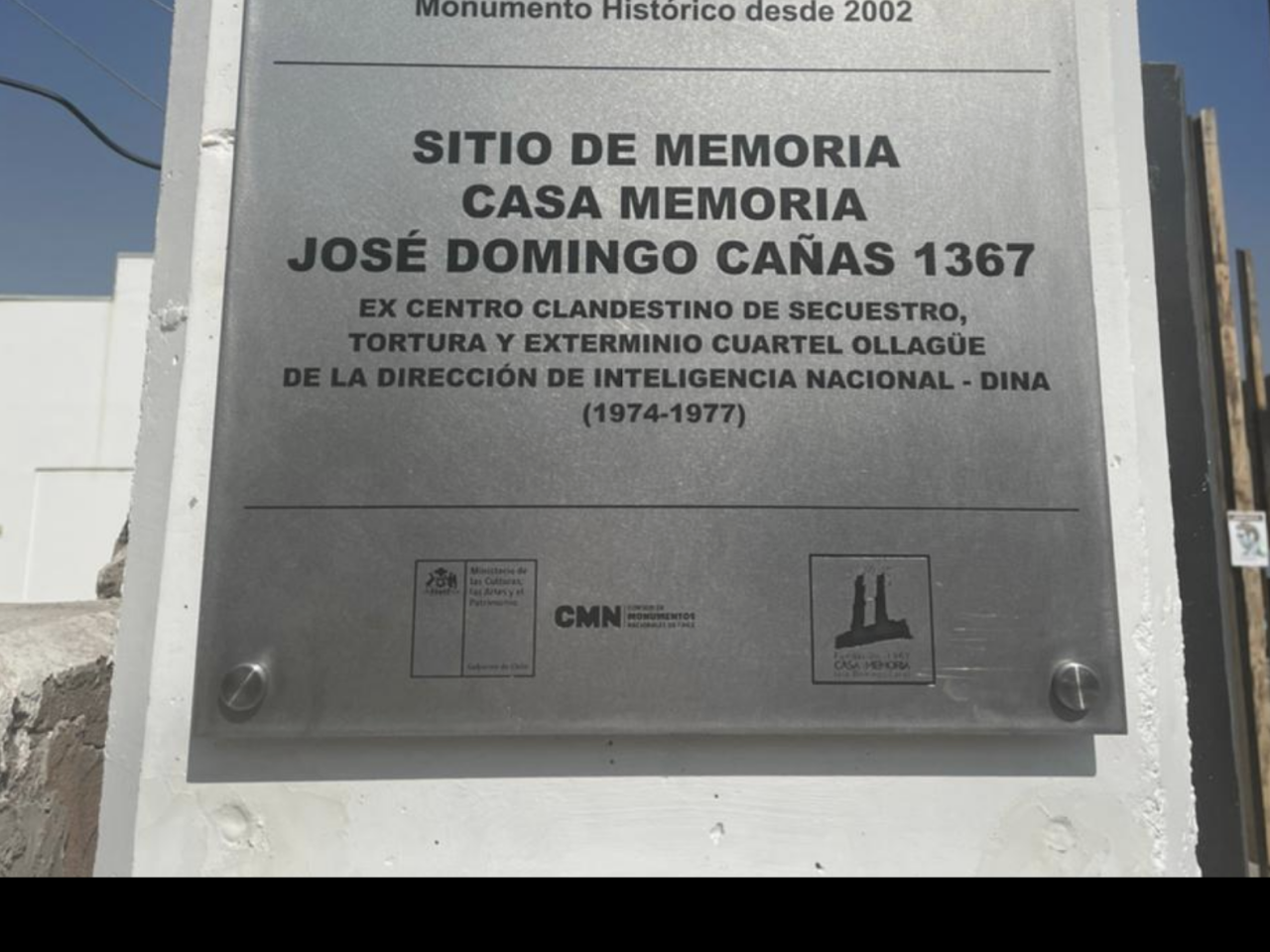 Imagen de CMN y Fundación 1367 instalan placa identificatoria como Sitio de Memoria en recinto de José Domingo Cañas, ex Cuartel Ollagüe de la DINA