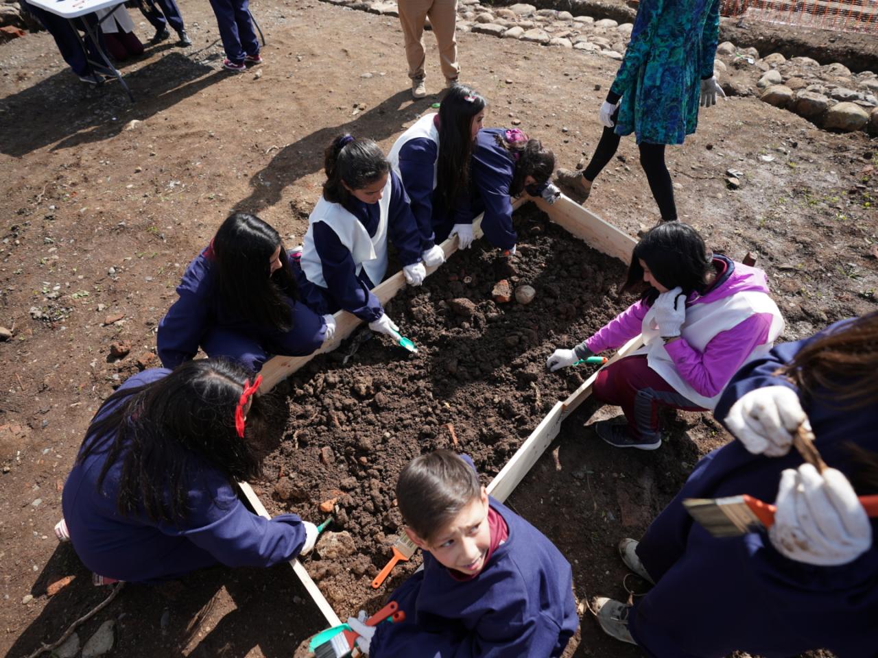 Imagen de Estudiantes de Ñuble descubren hallazgos arqueológicos del antiguo Hospital San Juan de Dios