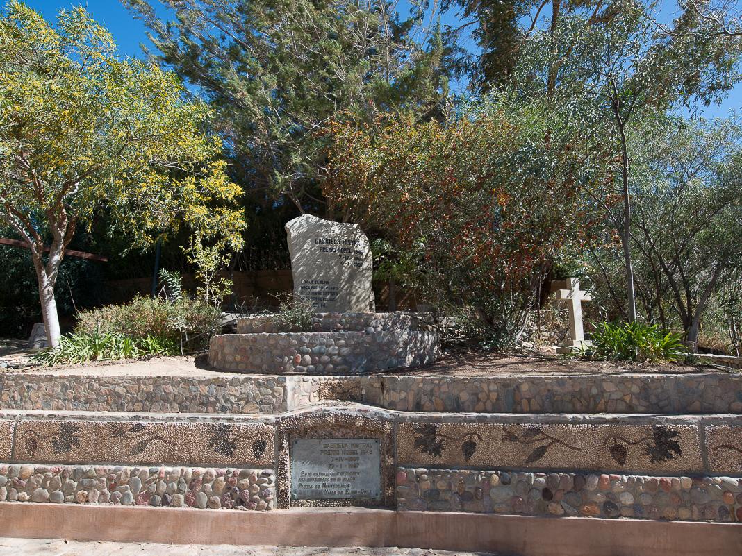 Imagen del monumento Mausoleo erigido a Gabriela Mistral y los terrenos destinados a este objeto, ubicados en la localidad de Montegrande