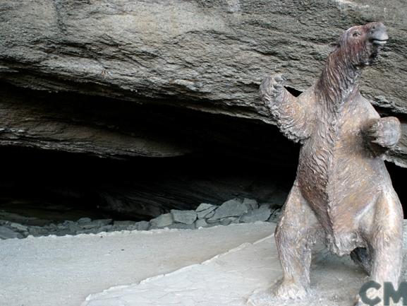 Imagen del monumento Cueva del Milodón (cueva grande y cueva chica) y el conjunto rocoso denominado Silla del Diablo
