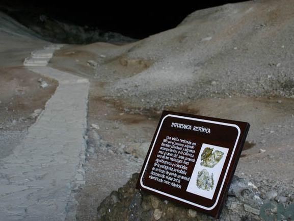 Imagen del monumento Cueva del Milodón (cueva grande y cueva chica) y el conjunto rocoso denominado Silla del Diablo