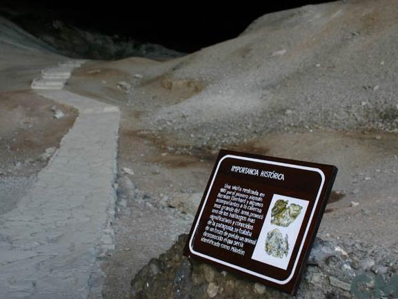 Imagen del monumento Cueva del Milodón (cueva grande y cueva chica) y el conjunto rocoso denominado Silla del Diablo