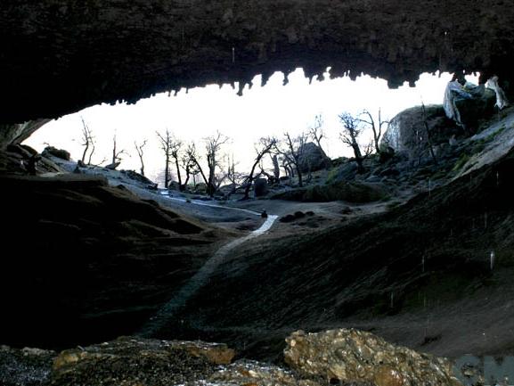 Imagen del monumento Cueva del Milodón (cueva grande y cueva chica) y el conjunto rocoso denominado Silla del Diablo