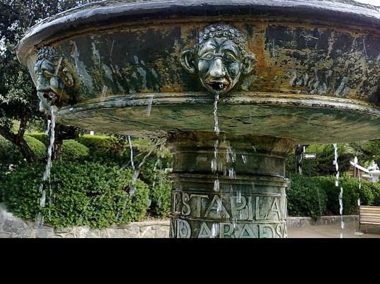 Imagen del monumento Pila de bronce que se encuentra ubicada en la plaza del Pueblo de Zapallar