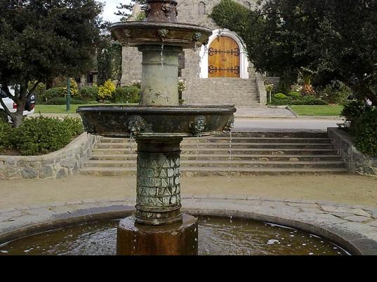 Imagen del monumento Pila de bronce que se encuentra ubicada en la plaza del Pueblo de Zapallar