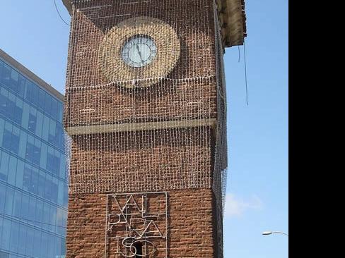 Imagen del monumento Reloj con su torre, ubicado en la Estación Barón de los Ferrcarriles del Estado