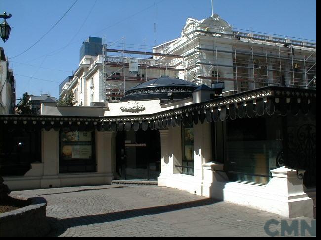 Imagen del monumento Plazoleta Patricio Mekis y conjunto de elementos y espacios arquitectónicos que enfrentan dichos inmuebles