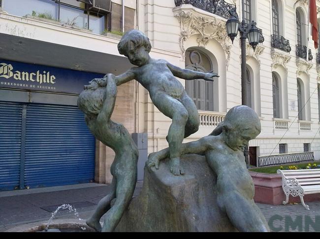 Imagen del monumento Plazoleta Patricio Mekis y conjunto de elementos y espacios arquitectónicos que enfrentan dichos inmuebles
