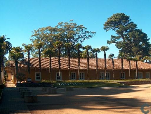 Imagen del monumento Casas patronales del Fundo Hualpén, ubicado en el Departamento de Talcahuano y el Parque adyacente a dichas casas.