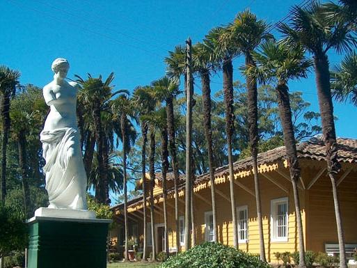 Imagen del monumento Casas patronales del Fundo Hualpén, ubicado en el Departamento de Talcahuano y el Parque adyacente a dichas casas.