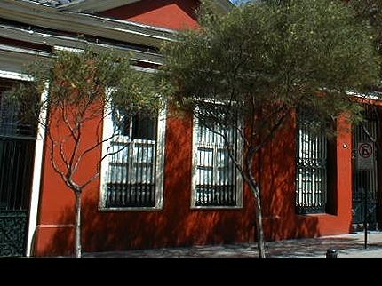 Imagen del monumento Iglesia de la Veracruz y casas contiguas a ambos lados de la iglesia