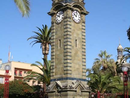 Imagen del monumento Torre-Reloj de la plaza Colón de la ciudad de Antofagasta