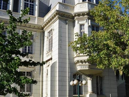 Imagen del monumento Edificio de Avenida Libertad 250, entre calles 3 y 4 Norte, incluido el parque que lo circunda