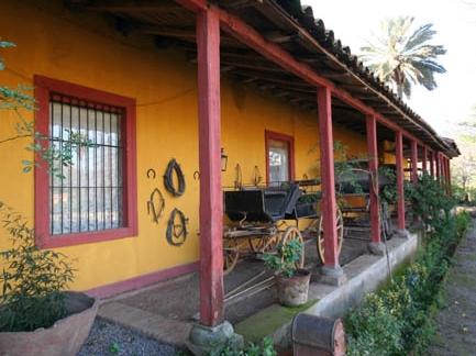 Imagen del monumento Casona de la Hacienda Alhué y predio que la circunda