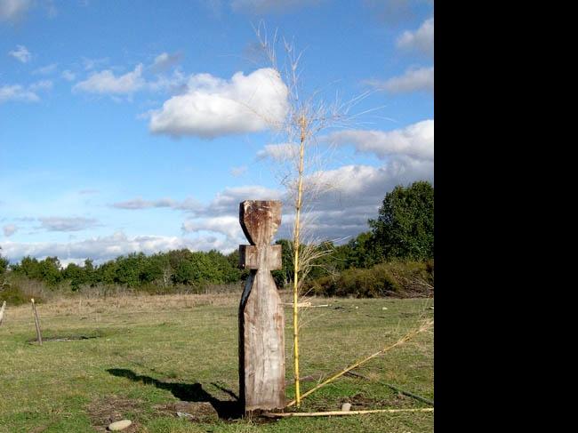 Imagen del monumento Guillatuwe, Paliwe y Eltun del complejo religioso y ceremonial de la comunidad mapuche Pedro Ancalef, en localidad de Putue