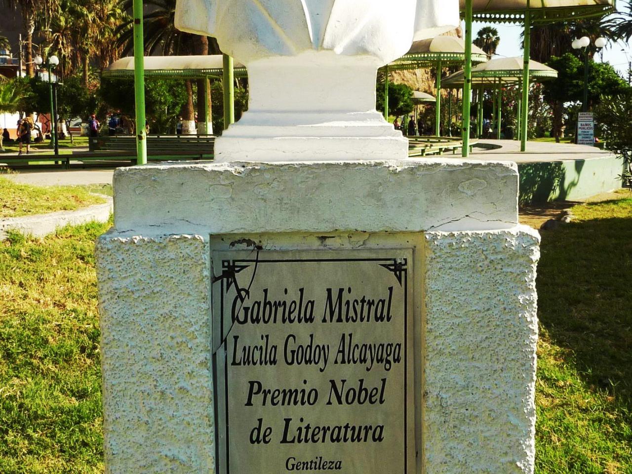 Imagen del monumento GabrieLa Mistral